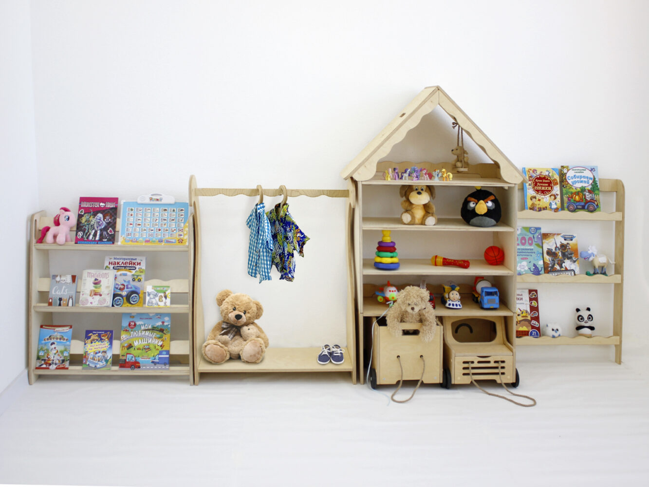 Деревянные стеллажи в детскую комнату: особенности и преимущества